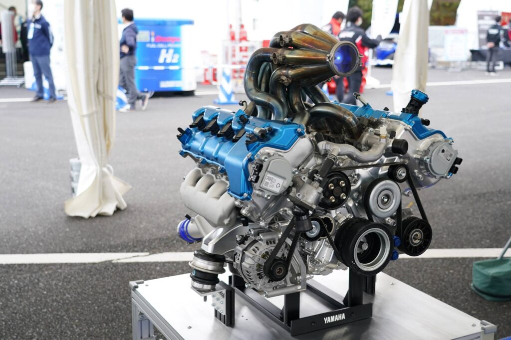 Asijské značky Toyota a Yamaha zkouší osmiválcový motor, který běží na vodík